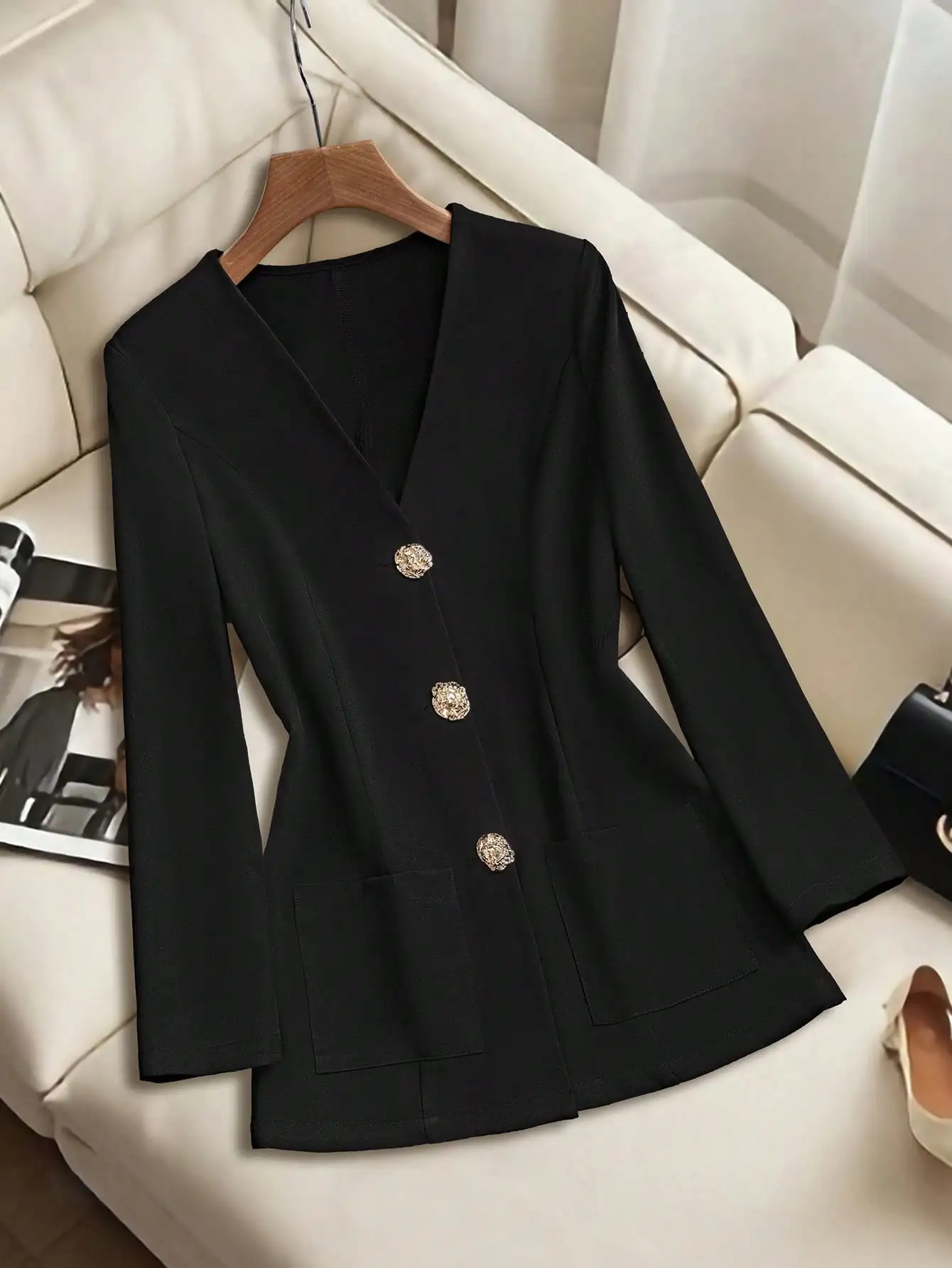 

Элегантный женский черный блейзер с V-образным вырезом, приталенный, с золотыми пуговицами, длинными рукавами и карманами, для офиса, вечеринок и торжественных мероприятий