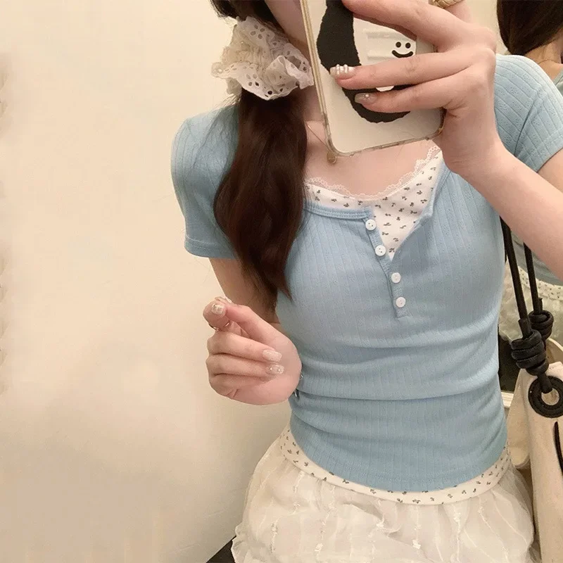 Blusa de verano de encaje Floral suave para mujer, Tops empalmados ajustados con botones dulces para mujer, camiseta de manga corta de diseñador costero 2024