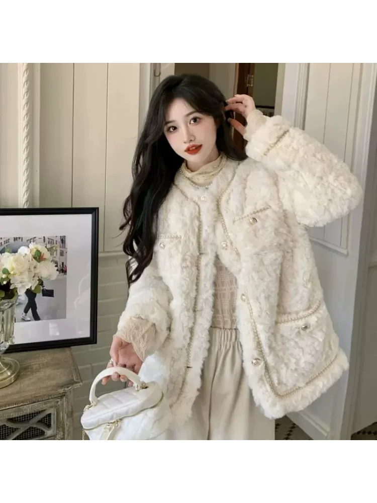 معطف فرنسي أبيض أنيق من الفرو الصناعي اجتماعي رائع نوبل فضفاض موضة شتاء دافئ رائع حلو يؤرخ ملابس خارجية للتنقل