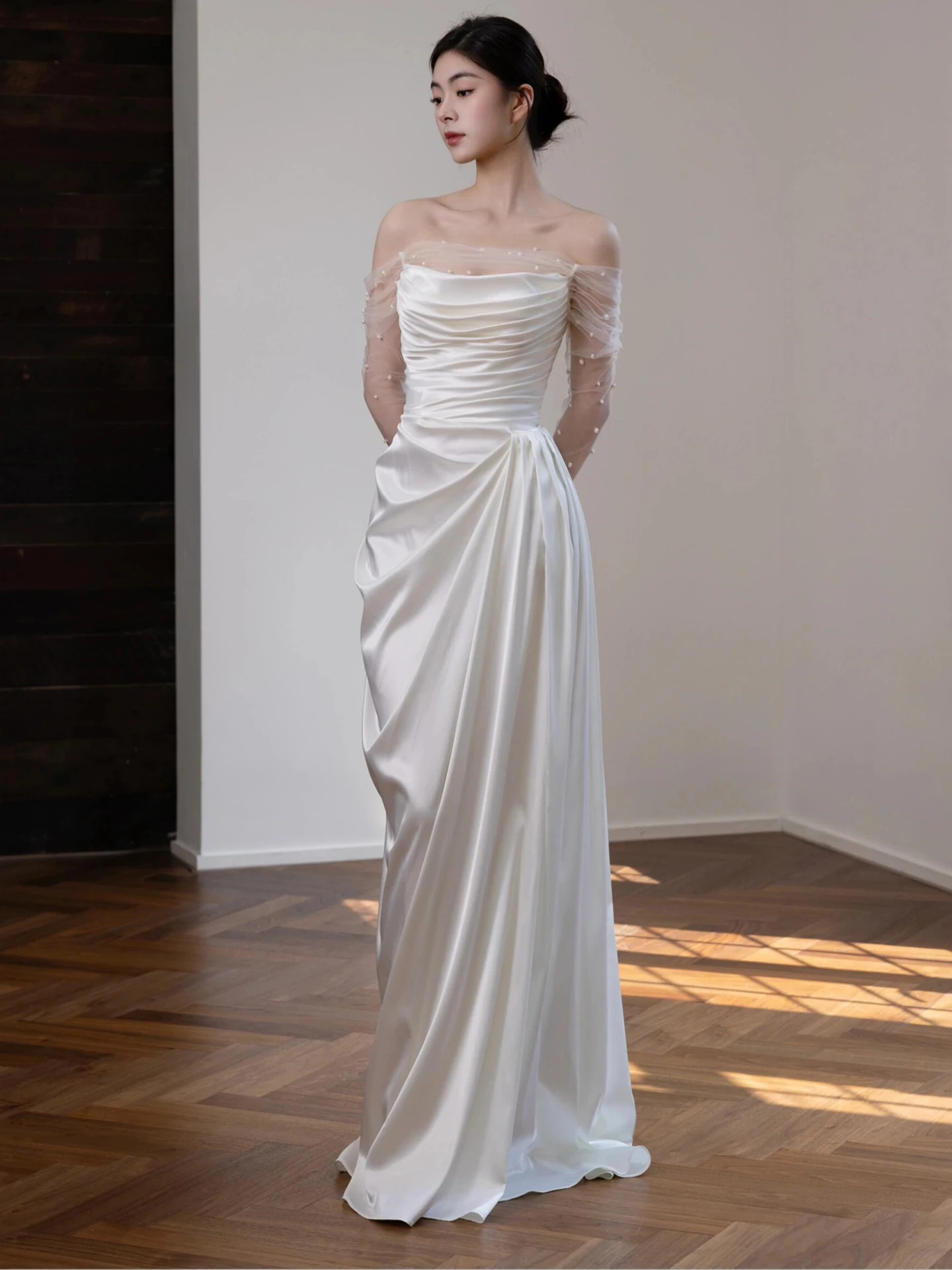 

Простое атласное свадебное платье на одно плечо с длинным рукавом для невесты, белое, на заказ, для церемонии на открытом воздухе