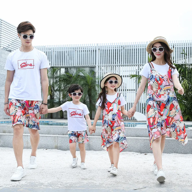 2024 Korean Stylish Family Matching Outfits Parents and ChildrenNew in Coordinated Outerwear Look Infant Striped Printed Clothes