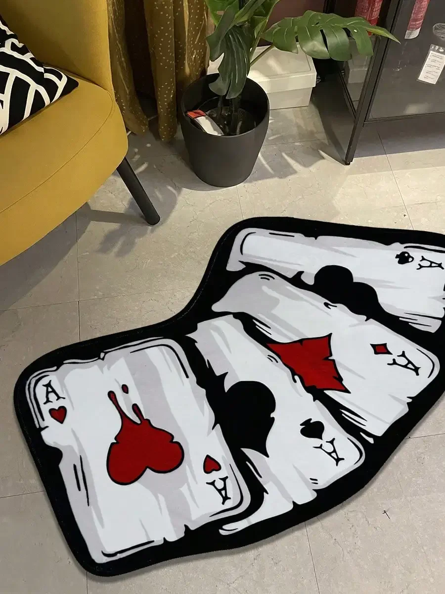 

1pc Cute Ins Style Playing Card Pattern Carpet, 1000g Velvet + TPR Waterproof Bottom, Fashionable & Interesting Fluffy Anti-Slip Wear-Resistant Irregularly Shaped Bedside Rug, Suitable For Living Room, Bedroom, Kitchen, Bathroom, Laundry Room, Game Room