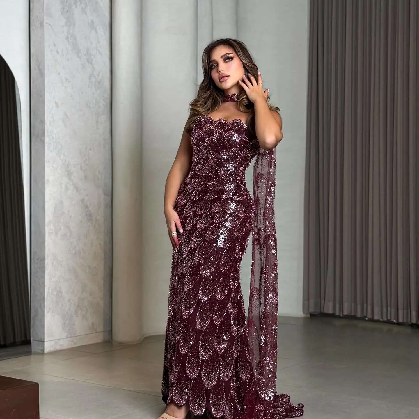 Ofherown Burgunderrotes Pailletten-Abendkleid Luxuriöses Trägerloses Abendkleid mit Stickerei Chiffon-Cape Formelles Kleid für Hochzeitsfeier
