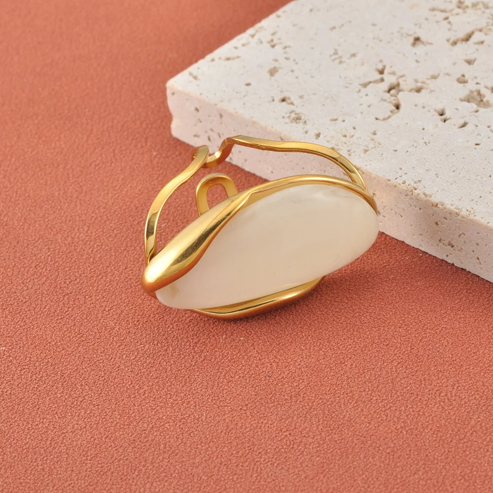 JeeMango Trendiger Bernstein-Weißer Harz-Geometrischer Verstellbarer Offener Ring, Vergoldeter Rostfreier Edelstahl Fingerschmuck R26016 – Detail 3