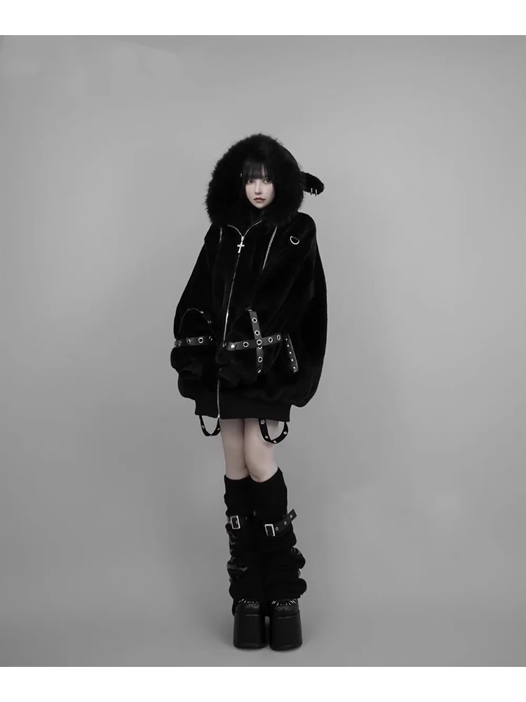 معطف فرو صناعي أبيض ناعم ودافئ كبير الحجم للخريف والشتاء للنساء مع غطاء محرك السيارة سترة هاراجوكو منفوشة ملابس الشارع الشهير 2025