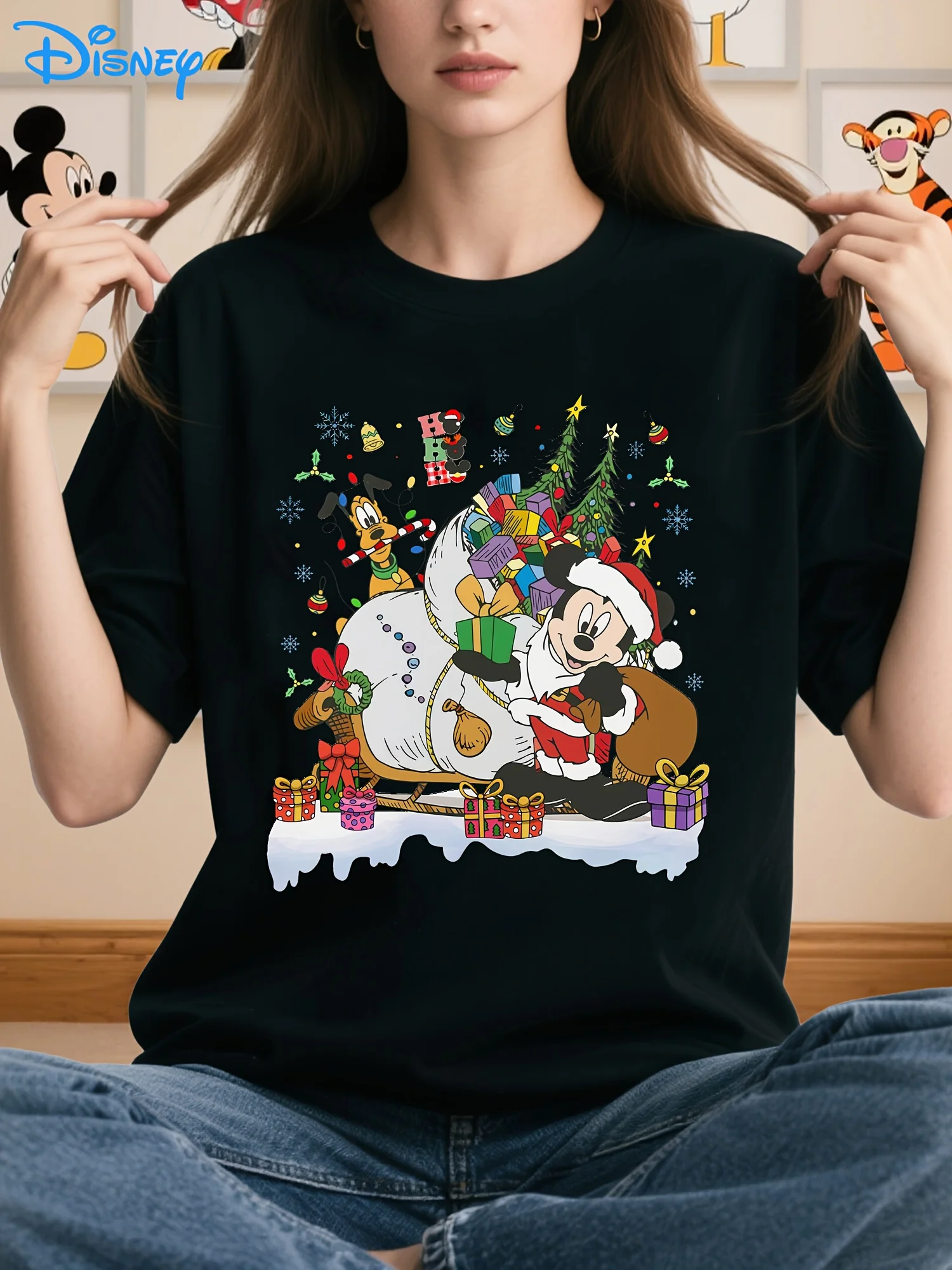 تي شيرت ديزني ميكي وبلوتو لعيد الميلاد - فضفاض وكاجوال، ميكي ماوس وبلوتو يرتدي قبعات عيد الميلاد وزلاجات ركوب الخيل