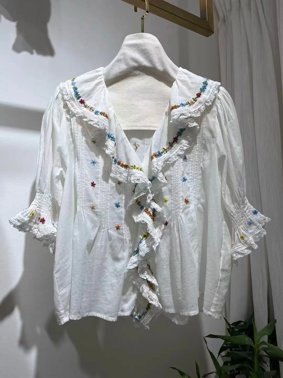

Женская блузка с цветочной вышивкой, топ с кружевной строчкой, повседневная женская рубашка с v-образным вырезом и пышными рукавами