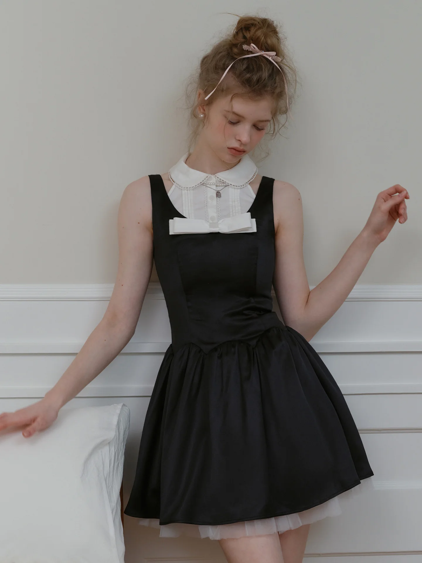 

Летнее платье-жилет в стиле Хепберн из черного атласа с перекрестными бретелями, короткая юбка из фатина, дышащее, приятное к телу, коллекция Лето 2026