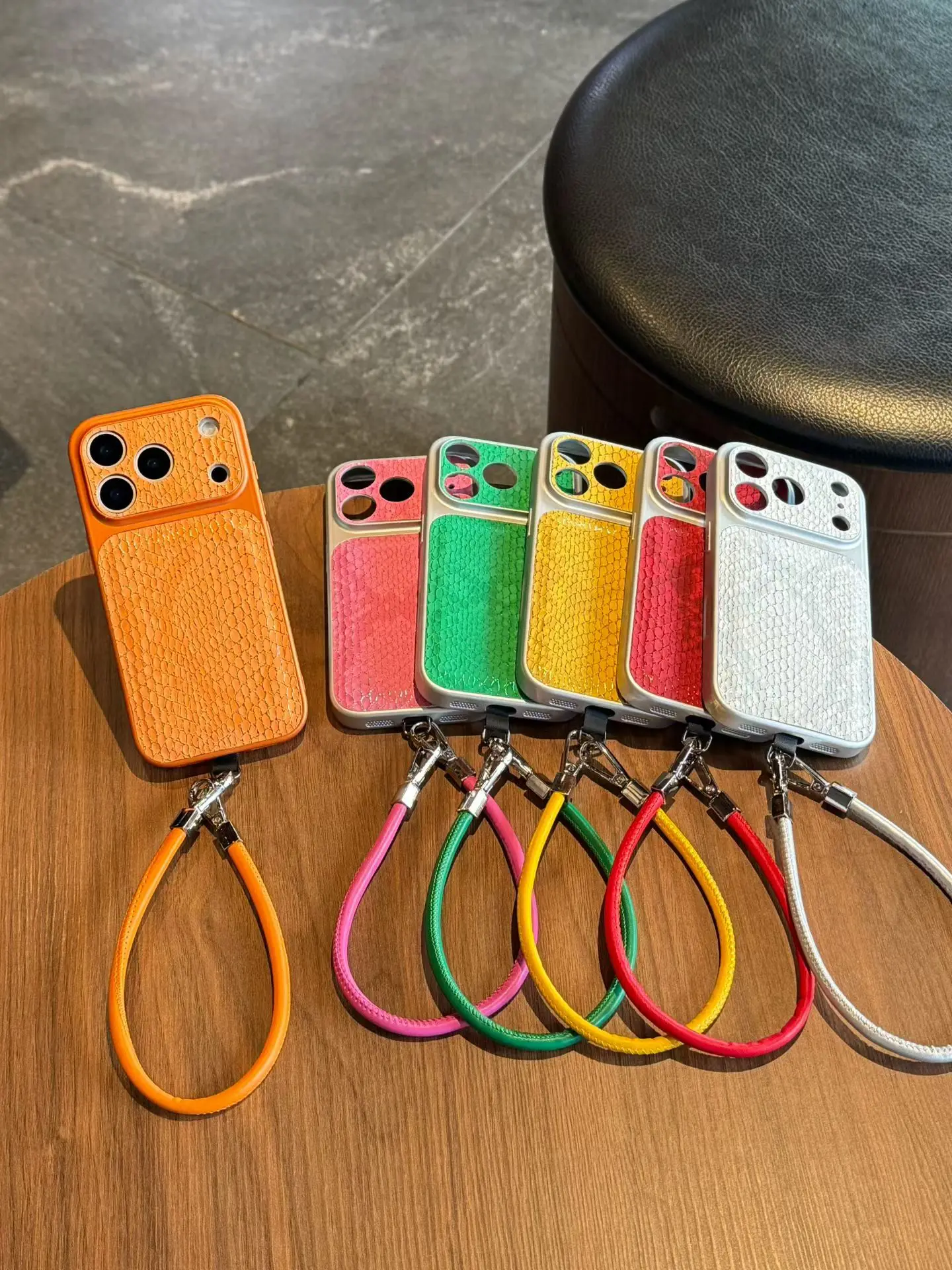 

Корейский чехол для телефона INS с цветным змеиным узором и ремешком на запястье для iPhone 17, 16, 15, 14, задняя крышка Capa