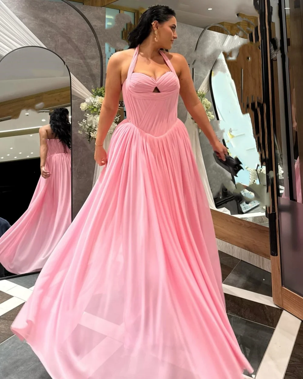 Abiti lunghi con scollo all'americana a trapezio con pieghe increspate in chiffon semplice abbinato su misura Abiti per occasioni su misura Taglie disponibili Stile moderno