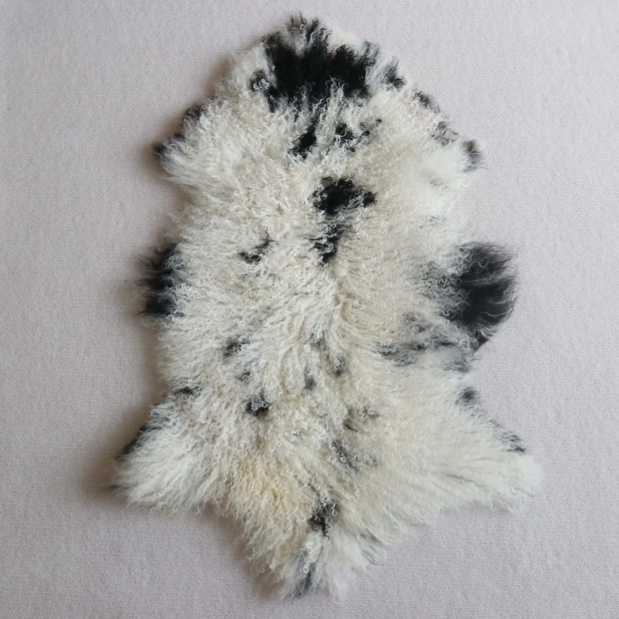 

Natural Brown White Spot Sheepskin Rugs Photography Props Vintage Short Curly Shearling Hide Throw Rug for Home Seat Sofa Bench