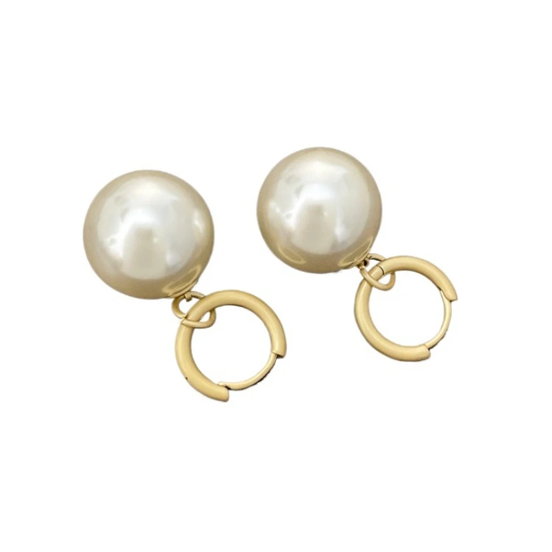 

Unique exaggerated pearl earrings, women's light luxury temperament shows the face, small earrings, versatile earrings.