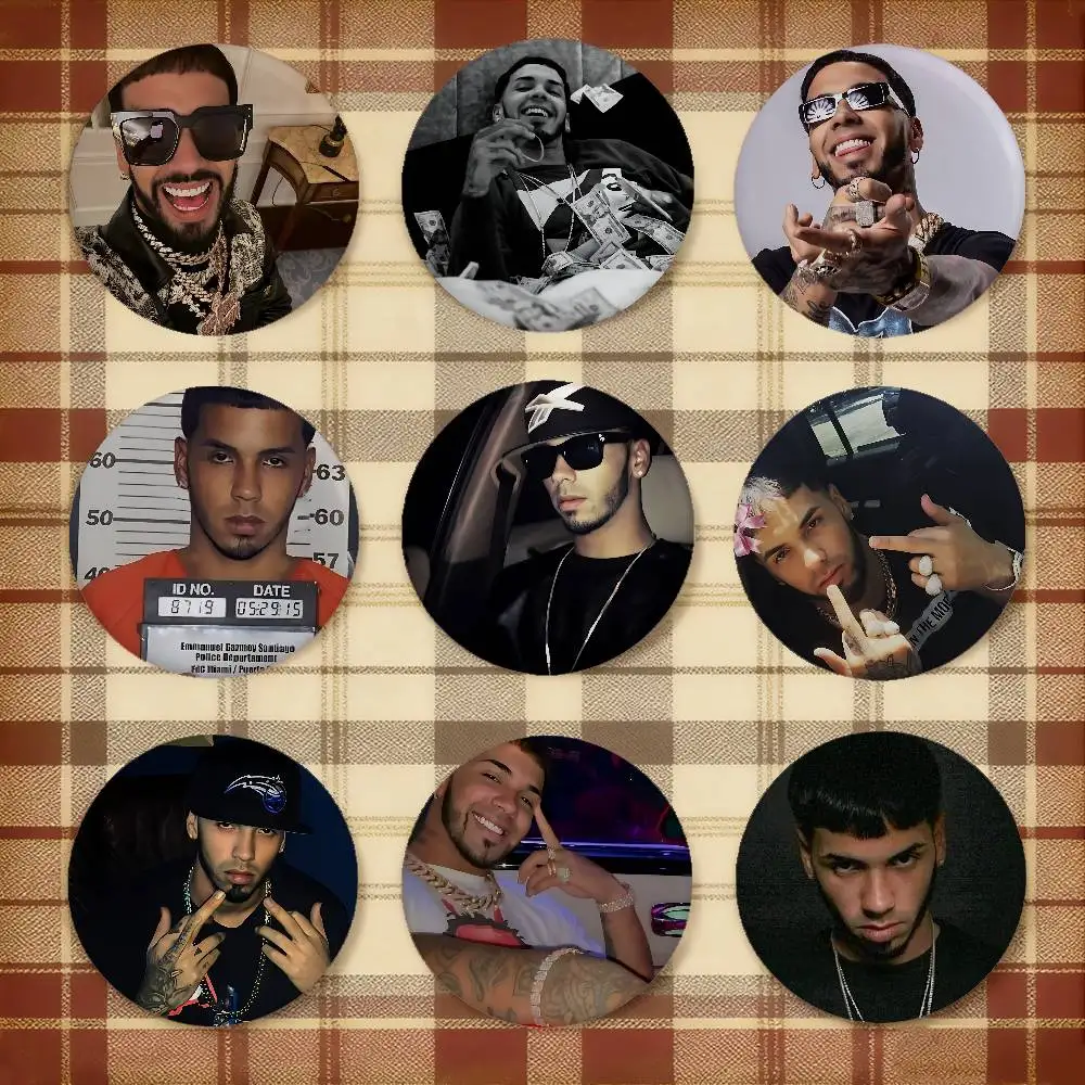Rapper Anuel AA Broschen Stilvolle Ornament-Anstecknadeln Exquisites Rundes Abzeichen Taschen-Accessoires Schmuck Geschenke