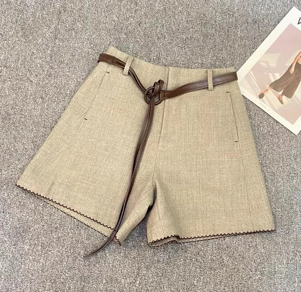 شورت شتوي جديد عالي الجودة 2025 تصميم عصري للنساء حزام مطرز بغرز مرقع عالي الخصر كاكي شورت صوف رمادي داكن #1