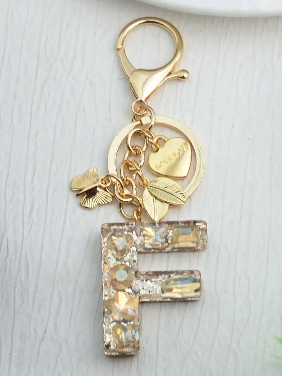 Llavero con Letra F Color Champán con Cristales de Imitación y Dije de Corazón para Mujer