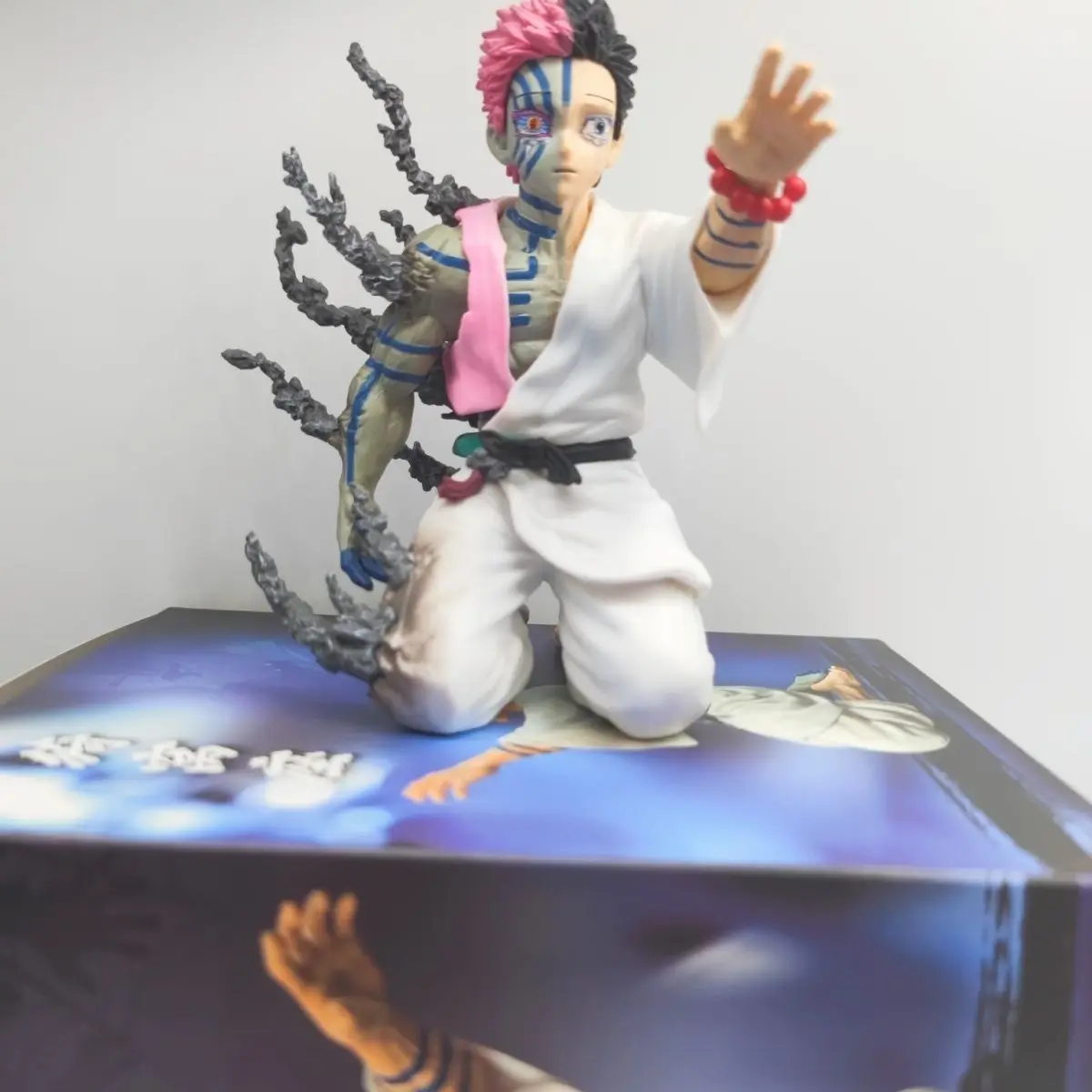 Nowa Figurka Anime 13cm Demon Slayer Akaza Hakuji Model Lalka Figurka Akcji Dekoracja Pvc Ozdoba Biurkowa Zabawka
