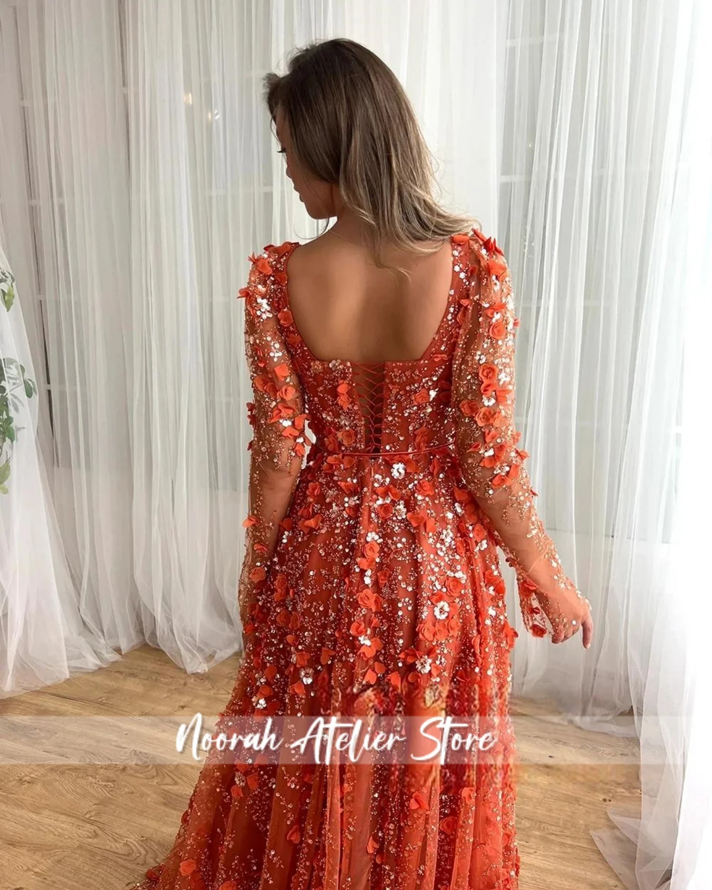 فساتين سهرة فاخرة جديدة ذات ياقة مربعة مزينة باللون الأحمر 2025 للنساء في دبي بأكمام طويلة فستان حفلات المشاهير حسب الطلب