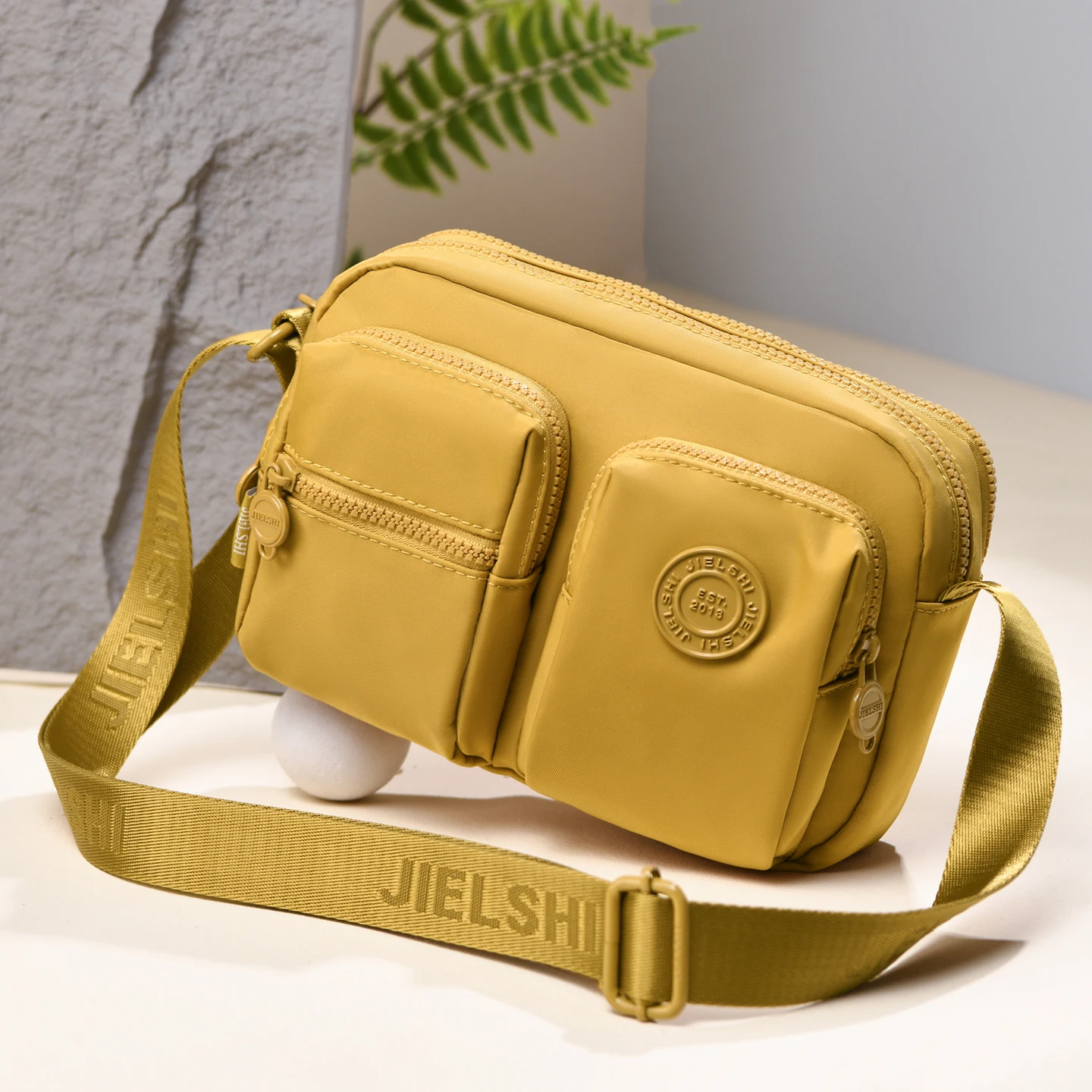 

Новинка 2025 года, уличная женская повседневная легкая сумка через плечо из нейлоновой ткани, водонепроницаемая сумка на одно плечо для пригородных поездок 108