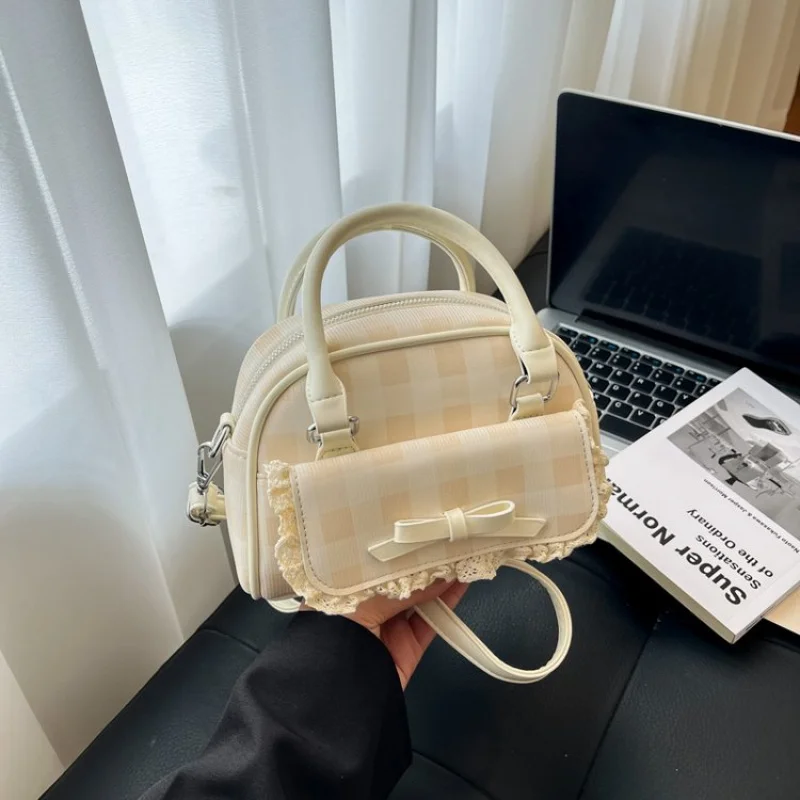 

Классическая женская кожаная сумка через плечо в парижском стиле с вневременным силуэтом и элегантным образом