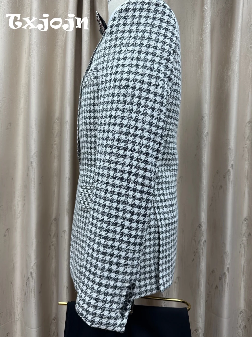 طقم بدلة رجالي أنيق باللونين الأبيض والأسود موضة 2026 سترة رسمية عصرية واحدة الصدر سترة وسراويل لحفلات الزفاف