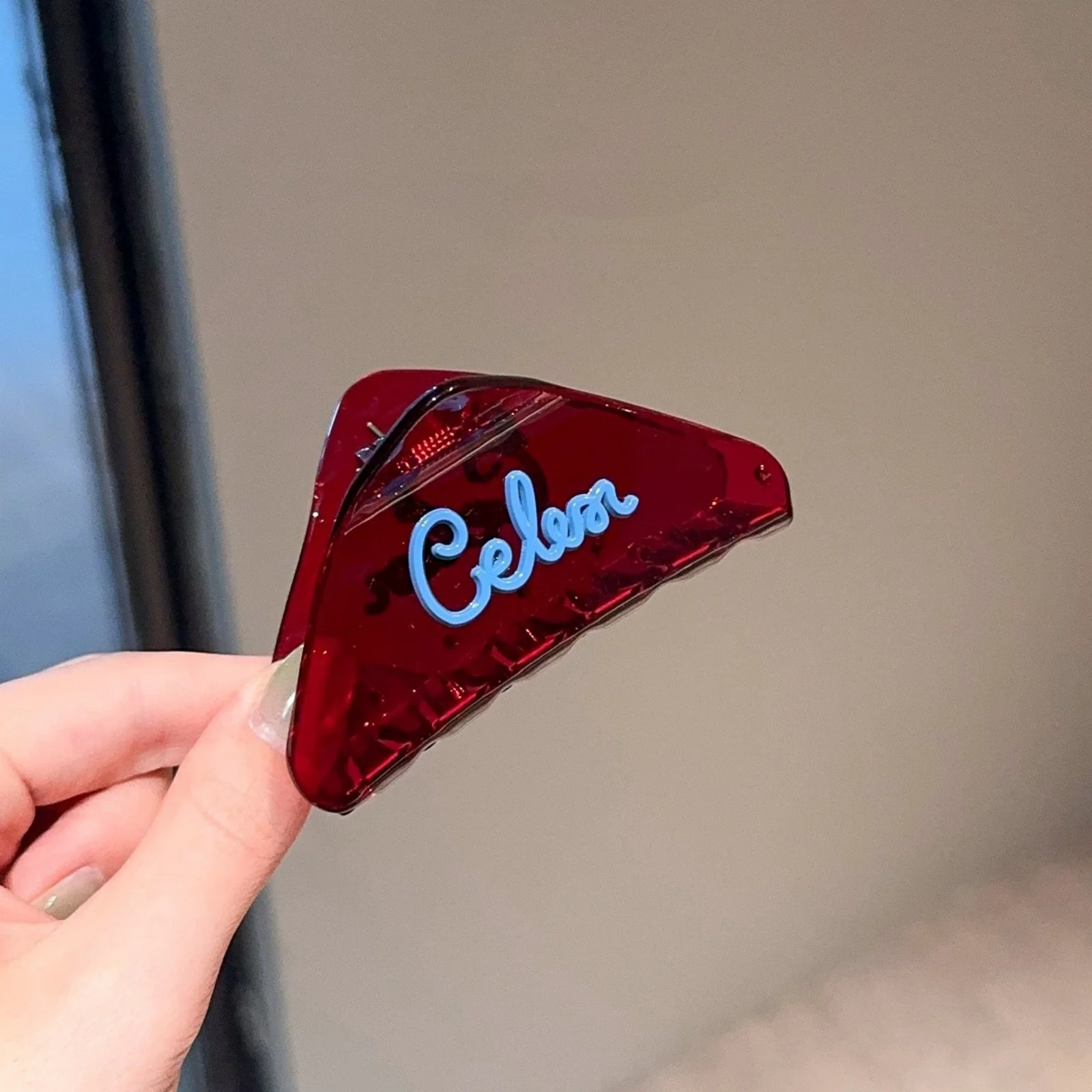 1 Stück Cuckoo Sauce Koreanischer Designer-Stil Buchstaben-Dreieck-Klauenklammer, Nischen-Original-Haifischklammer für halbhohe Frisuren, kleine Größe