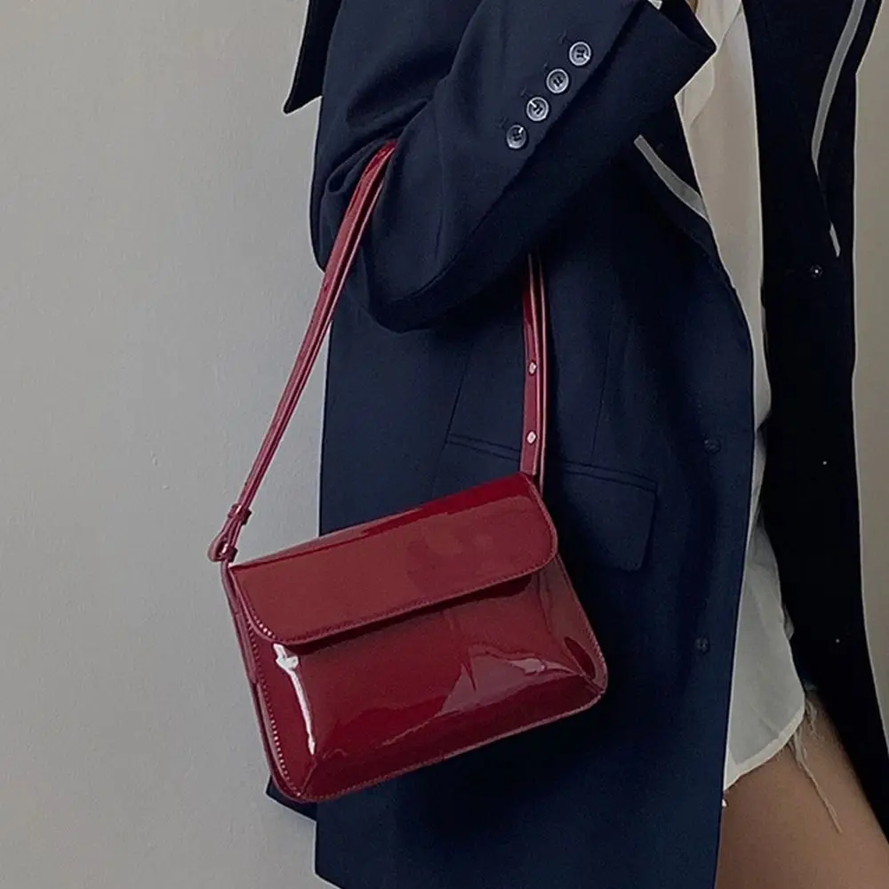 Bolsa crossbody de couro envernizado para mulheres, clássico coreano, bolsa lateral retrô das axilas, bolsa de ombro pequena estilingue feminina