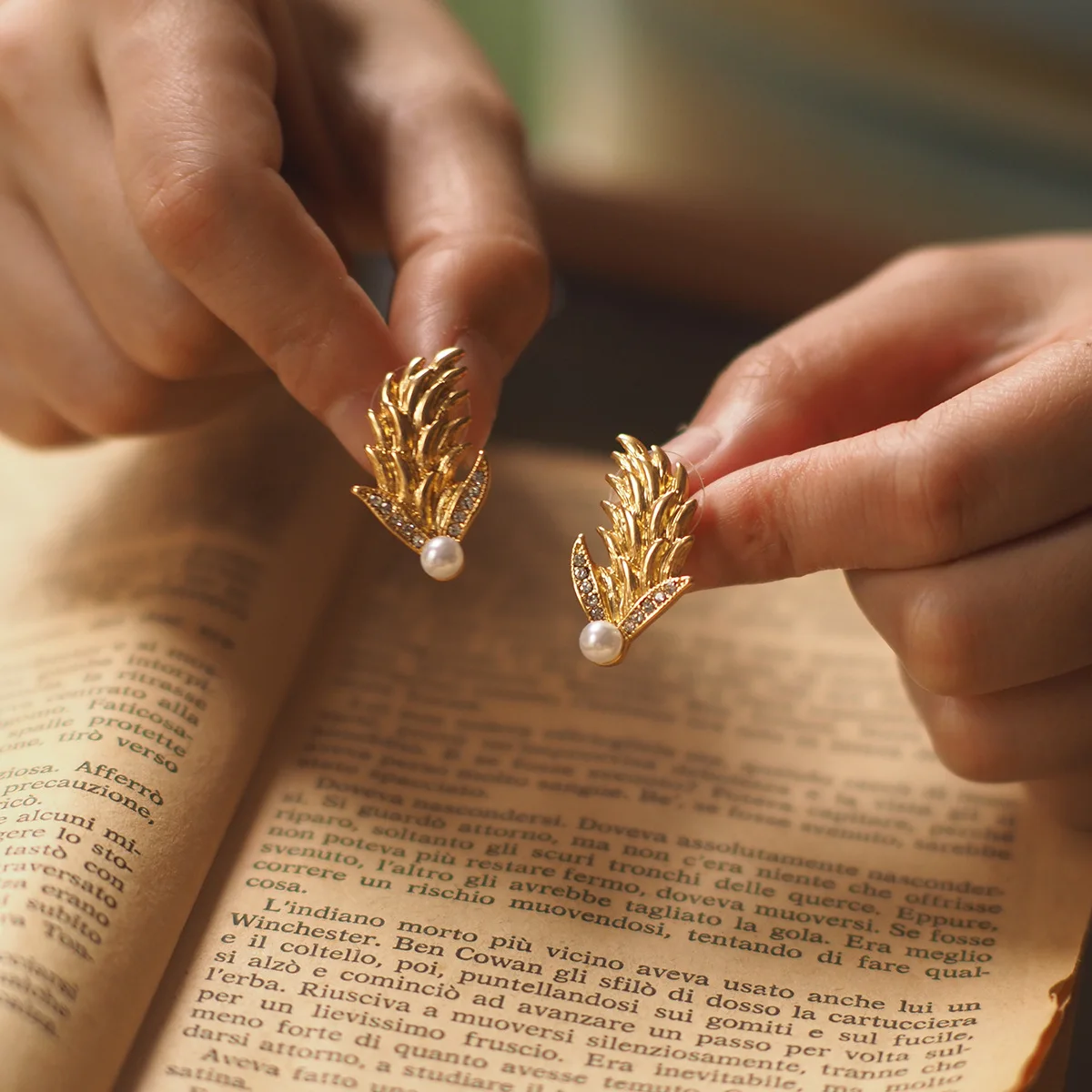 

2025 Western-Style Feather-Motif Niche Statement Clip-On Earrings - Retro-Inspired Fusion Artisan Non-Piercing Jewelry