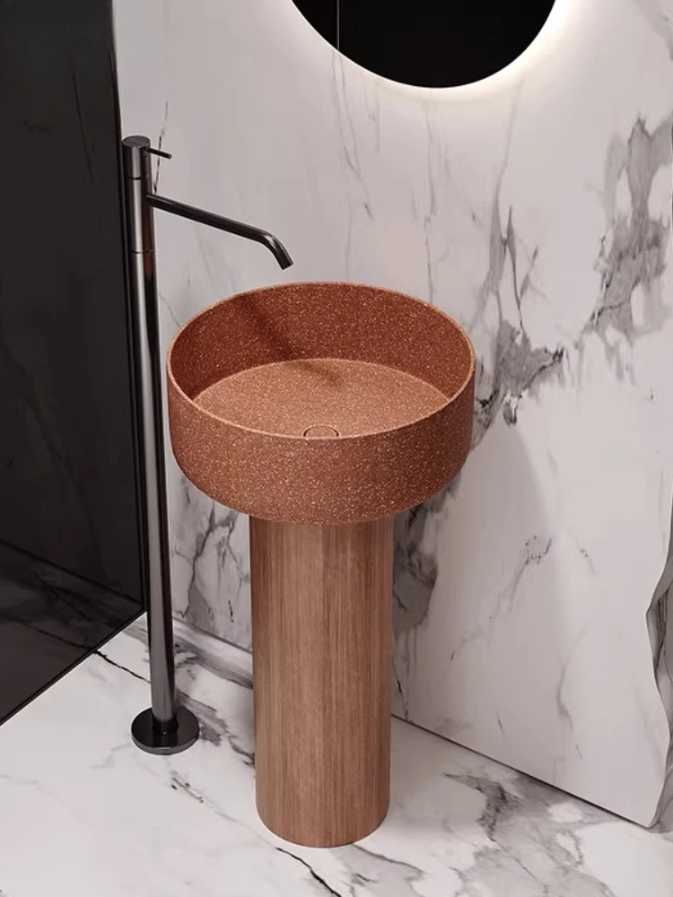 

Вертикальная раковина-колонна из терраццо для отелей типа B&B, интегрированная в конструкцию от пола до потолка, с индивидуальным художественным оформлением.