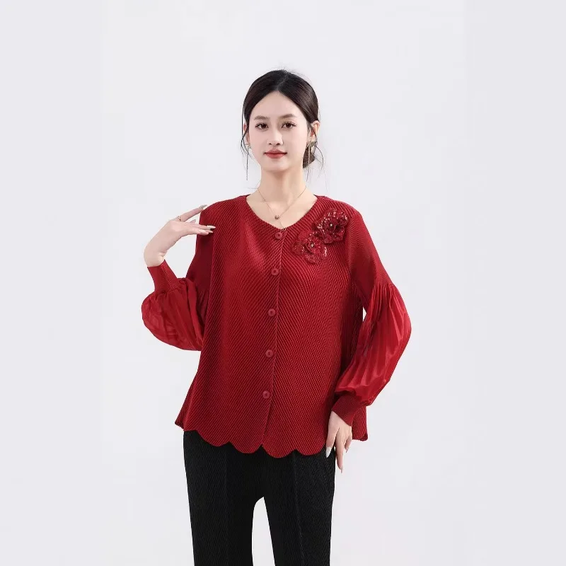 Kurtka Miyake z plisami, rozmiar plus size, plisowana, kolekcja 2026, luźny krój, wiosenna nowość, modna, wyszczuplająca w talii, elegancka, zdobiona koralikami, długa, plisowana bluzka.