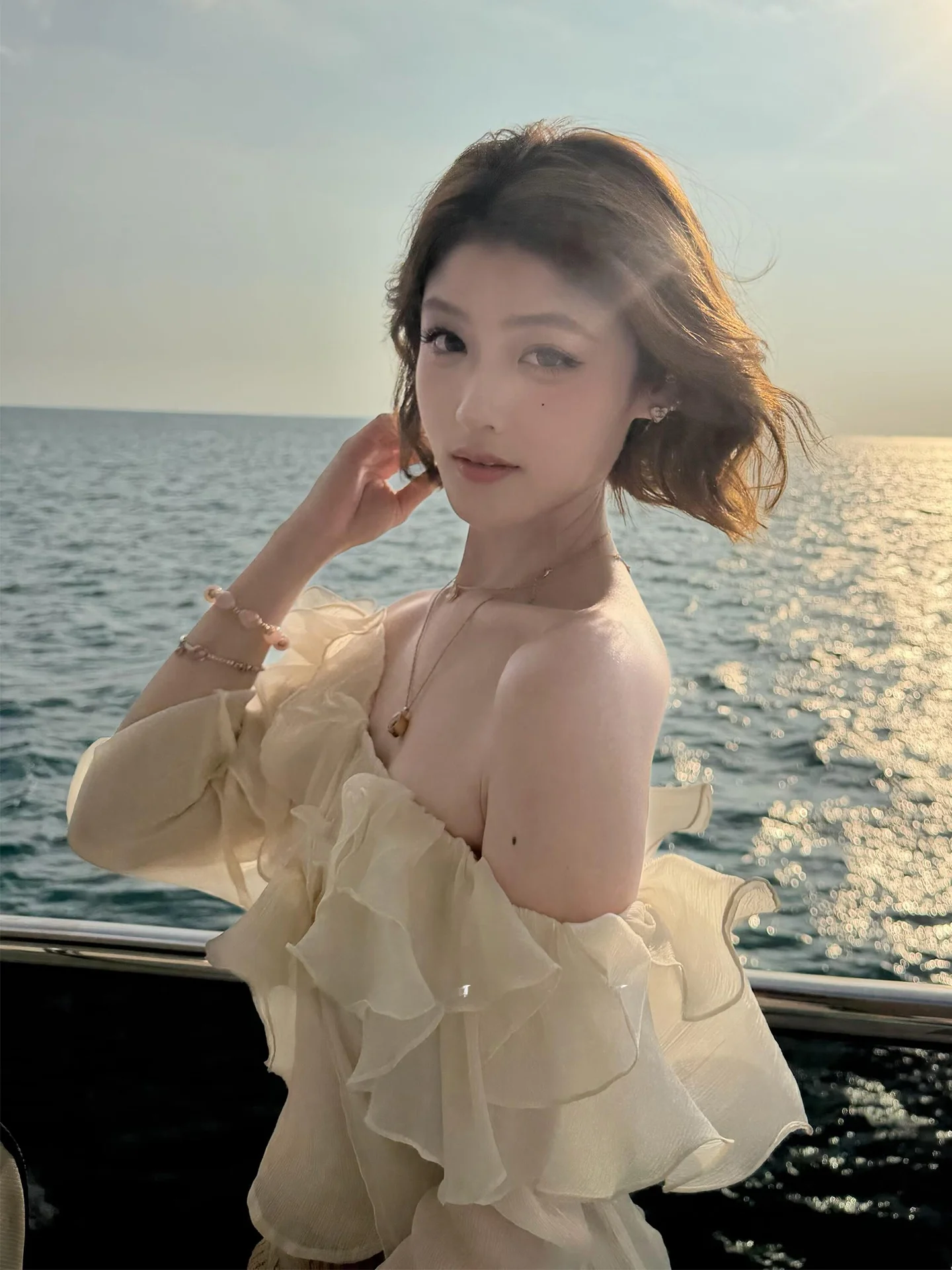 Ele Langärmliges Damen-Oberteil mit Schulterfreiem Design, Modisches Polka-Dot-Muster, Geraffter Saum, Elegante Freizeitkleidung