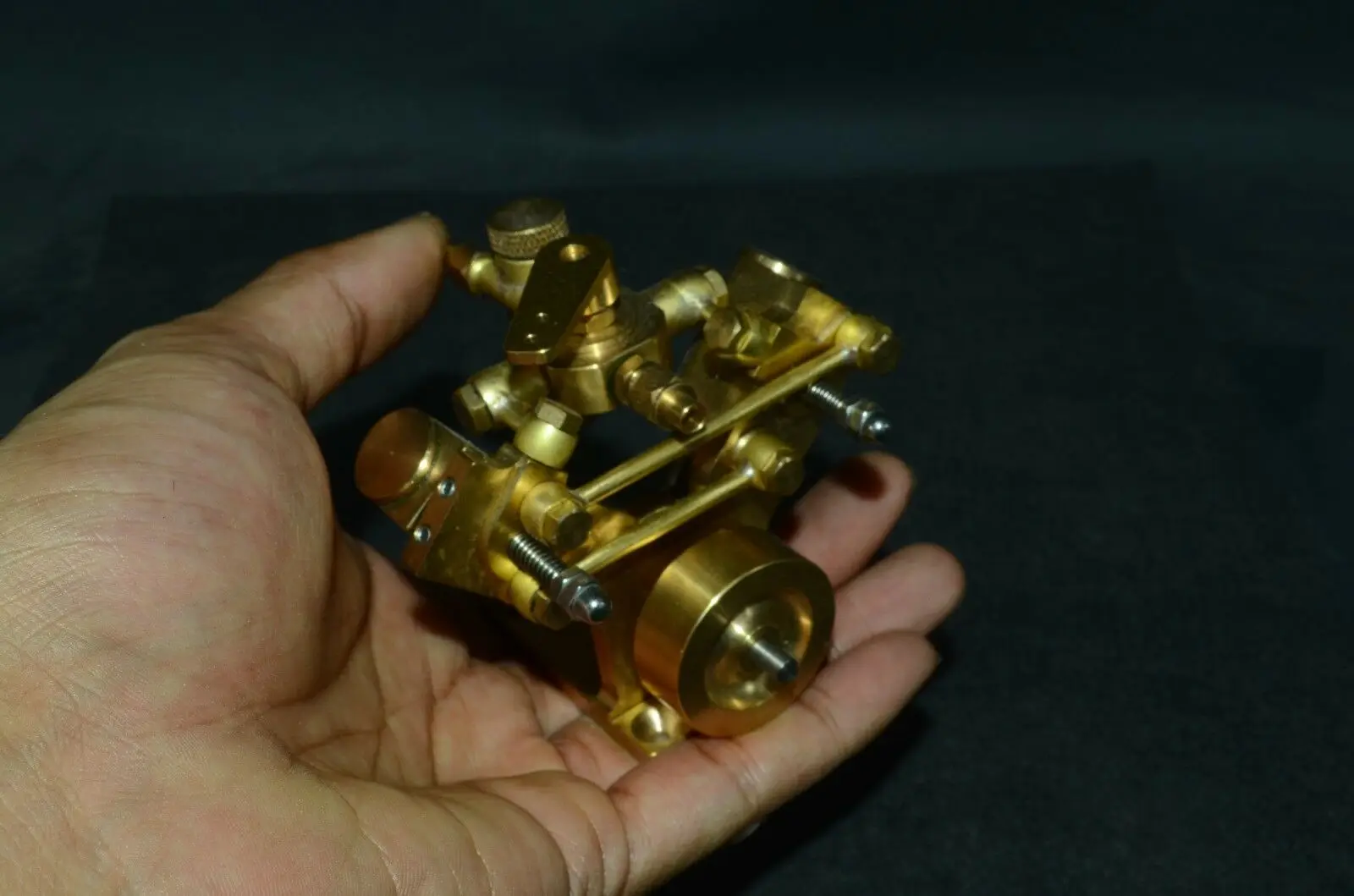 

Модель двухцилиндрового парового двигателя поворотного типа (M2B)