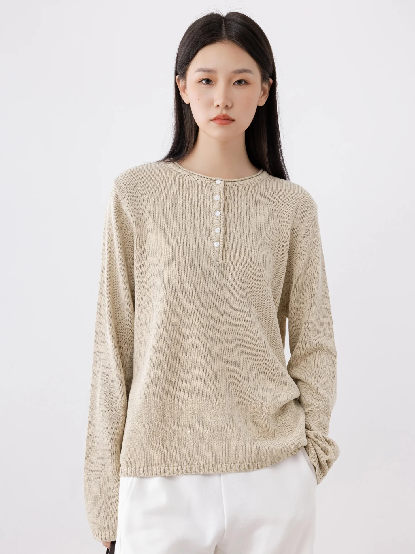 

Женский приталенный вязаный топ с длинным рукавом и круглым вырезом на пуговицах ZONE Liu Milk ake, коллекция Осень 2026, прямой крой