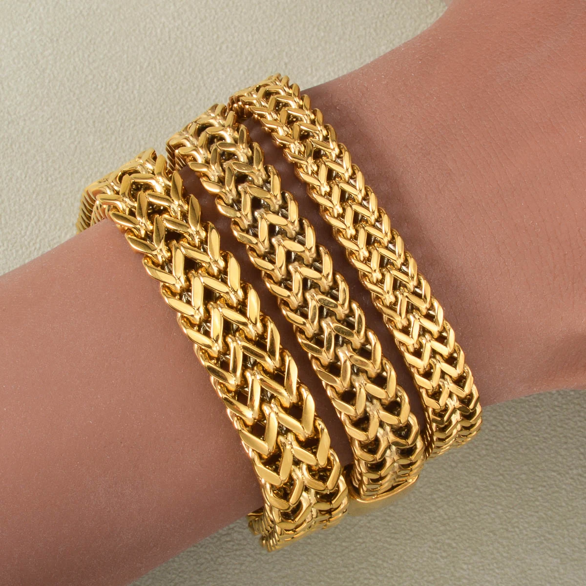 سوار منسوج عتيق للنساء مطلي بالذهب من الفولاذ المقاوم للصدأ فاخر وأنيق وبسيط هدية لذكرى أعياد ميلادها