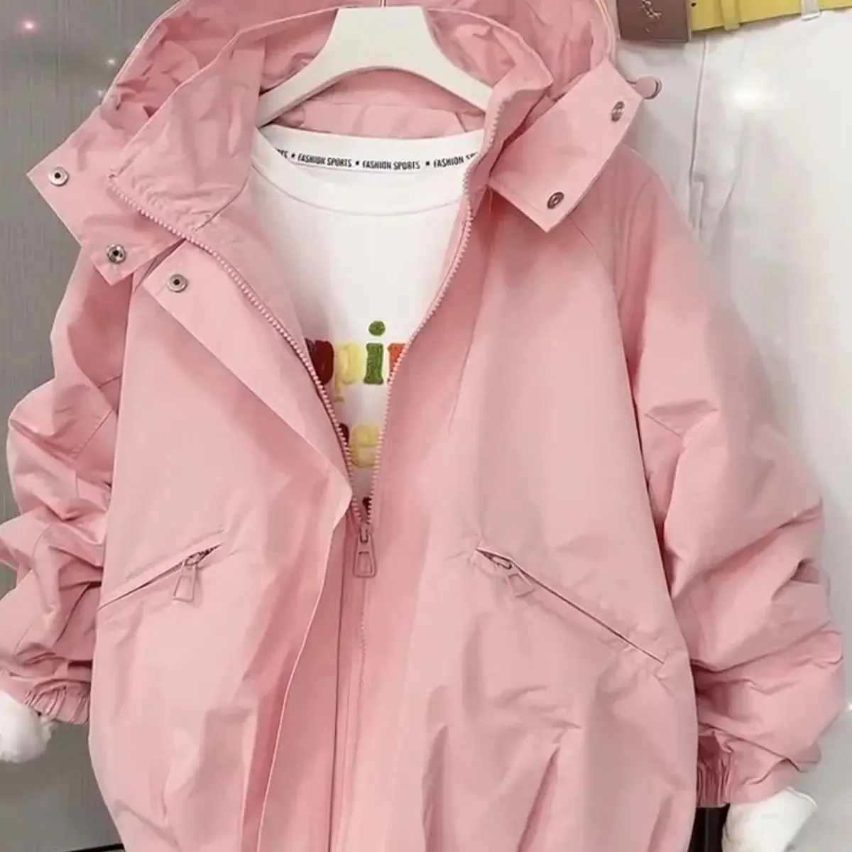 سترة نسائية على الطراز الغربي معطف واقٍ من الرياح غير رسمي بقلنسوة للنساء لربيع 2026New ملابس خارجية فضفاضة معطف قصير على الموضة