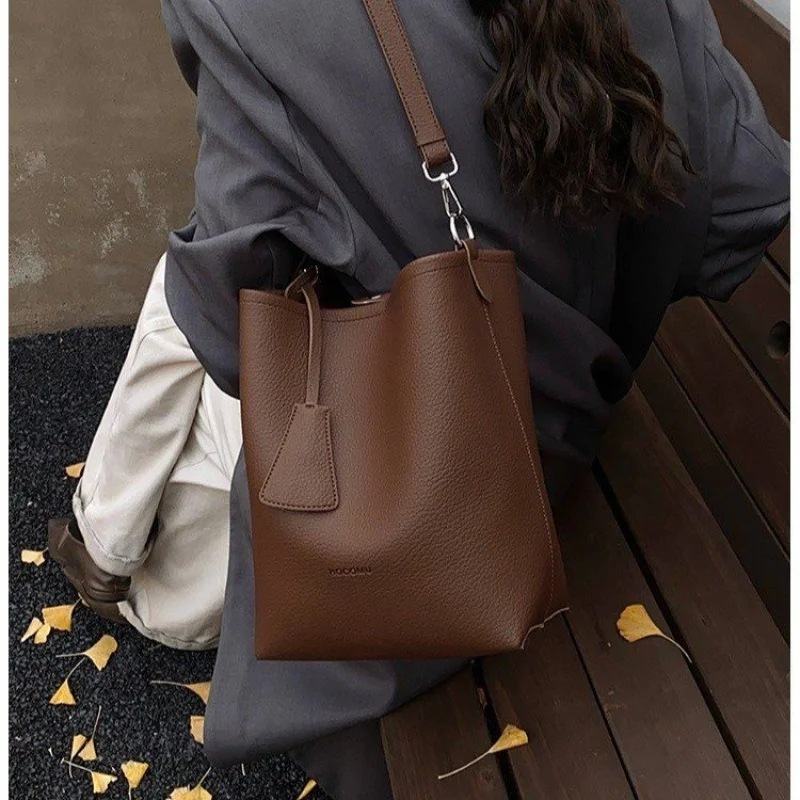 حقيبة يد نسائية مصنوعة من الجلد المطبوع بالشمس تتميز بمظهر ركاب كاجوال خفيف الوزن وناعم من الدنمارك #3