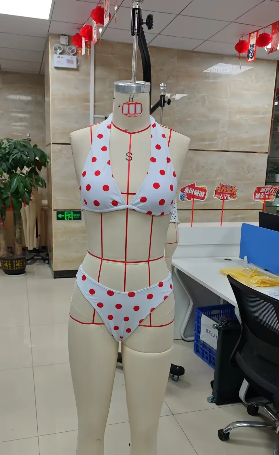 

Выделяйтесь стильно в нашем красном комплекте бикини — доступен в размерах S, M, L, XL для идеальной посадки!