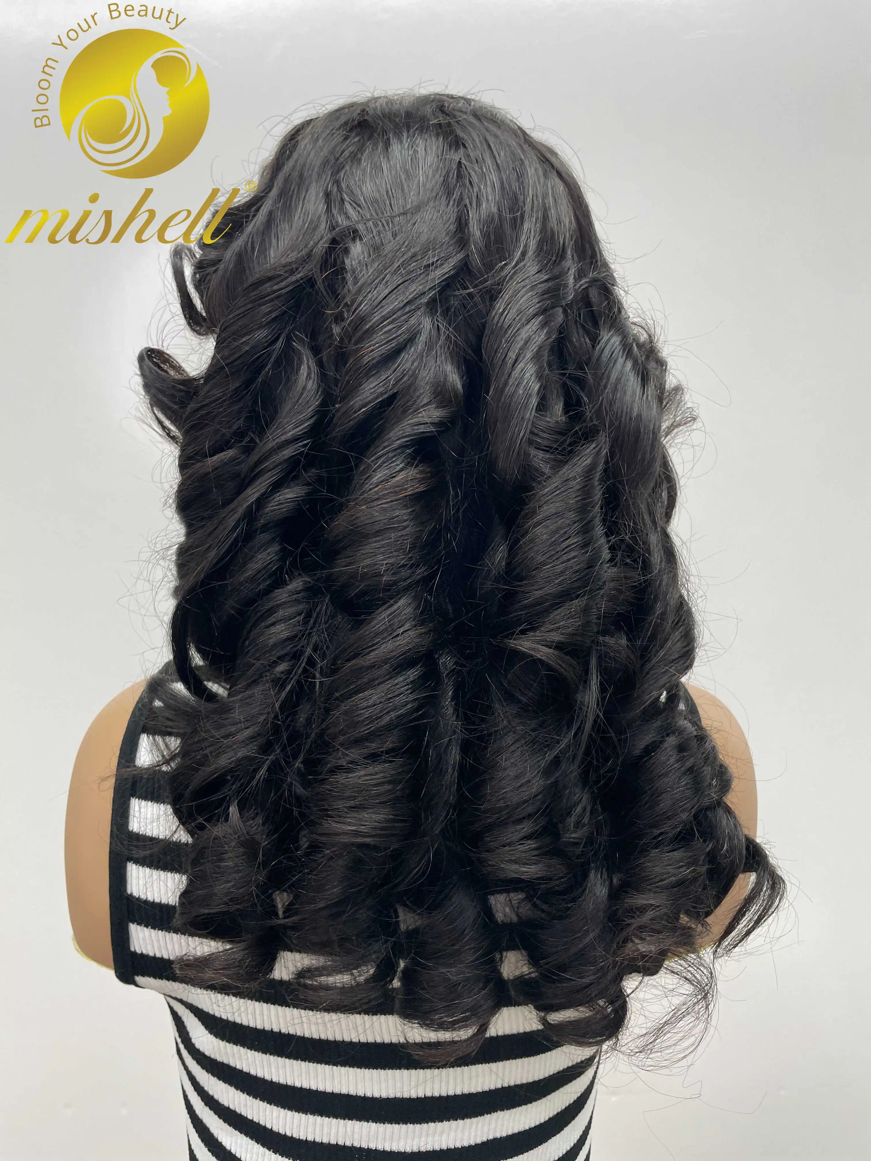 24ich Wig rambut manusia gelombang gulungan telur alami dengan kepadatan 300% 13x4 Wig renda depan transparan Wig rambut manusia keriting goyang untuk wanita