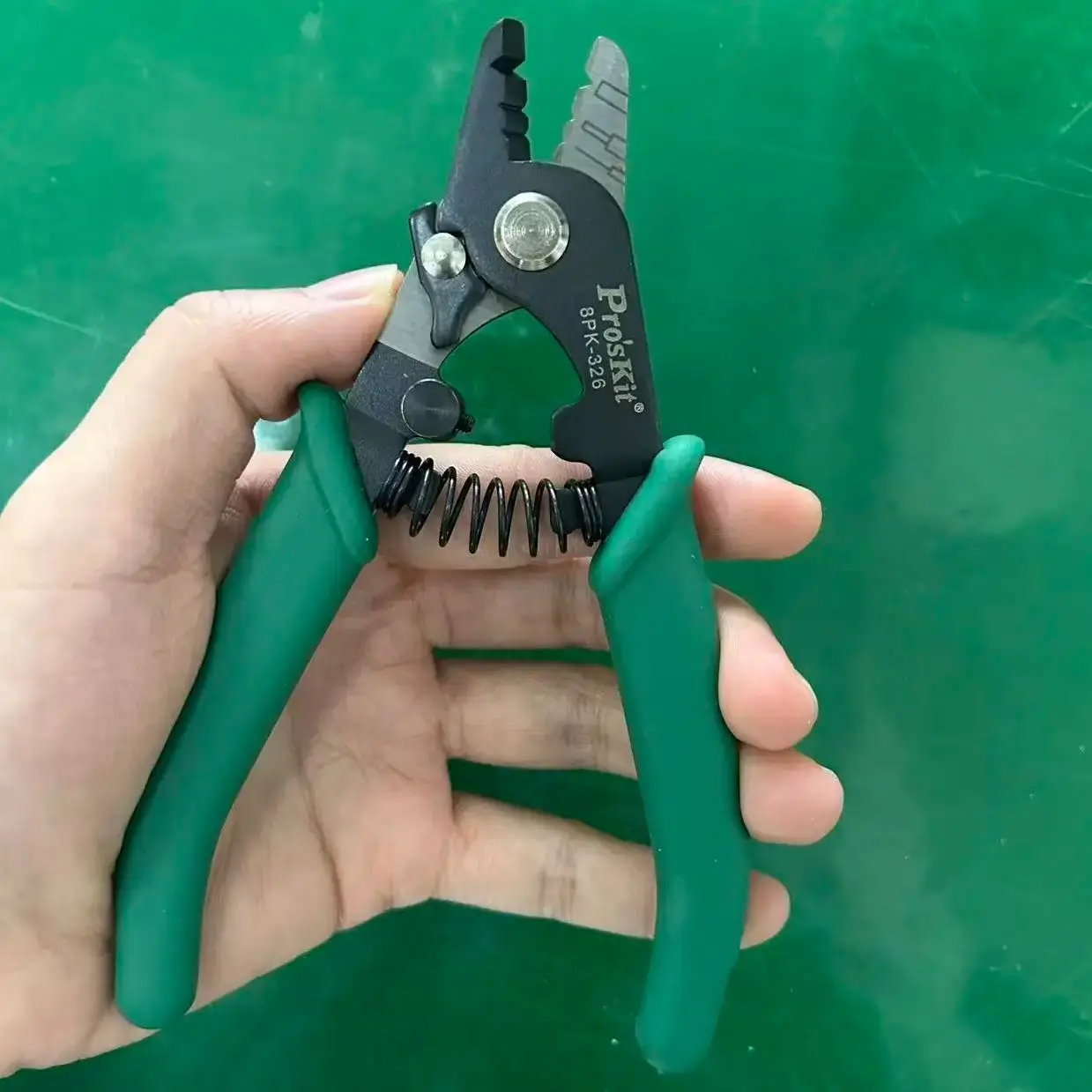 

Pro'sKit 8PK-326 Fiber Optic Stripper, 3 Holes for 2.5-3.5mm Cable Precision Stripping Tool Prevents Fiber Damage