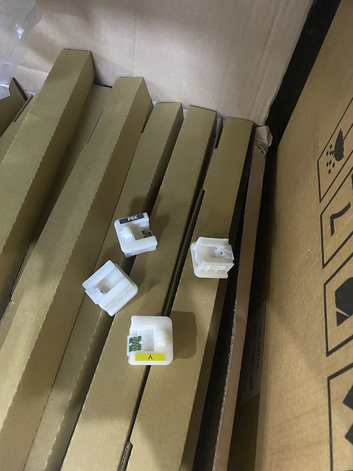 

T741X-T7414 T7411 T741X Cartridge Chip Unit For Epson SureColor F6000 F6070 F6200 F6270 F7000 F7200 F7270 F9300 Ink Tank Chip