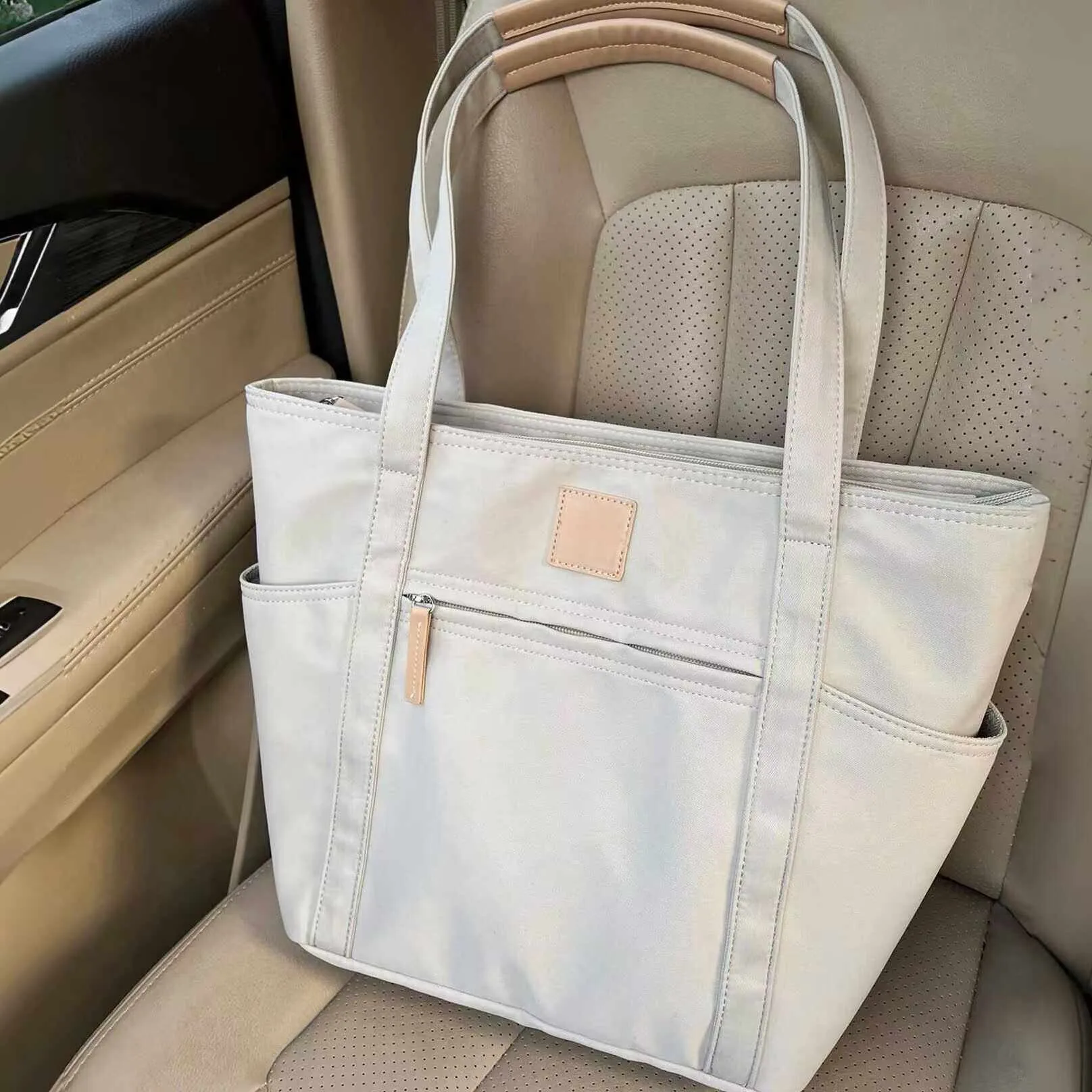 

Large Capacity Tote Bag Maternity Diaper Bag Commuting Simple Design Lightweight Single Shoulder Handbag for Outgoing