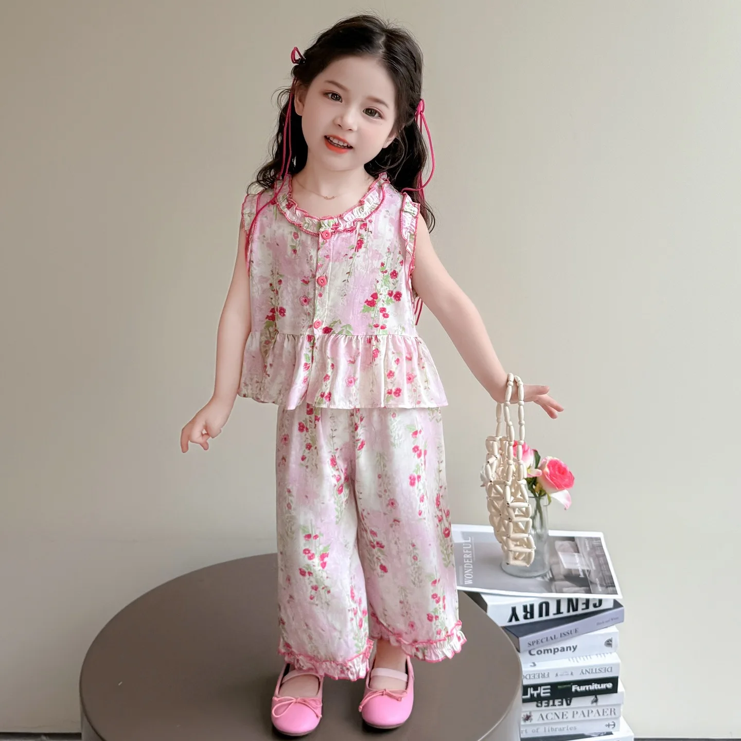 

Костюм для девочек, новинка лета 2022, детская одежда в корейском стиле, модная детская одежда с рваным цветком, кружево, шелк, два комплекта простого отделения