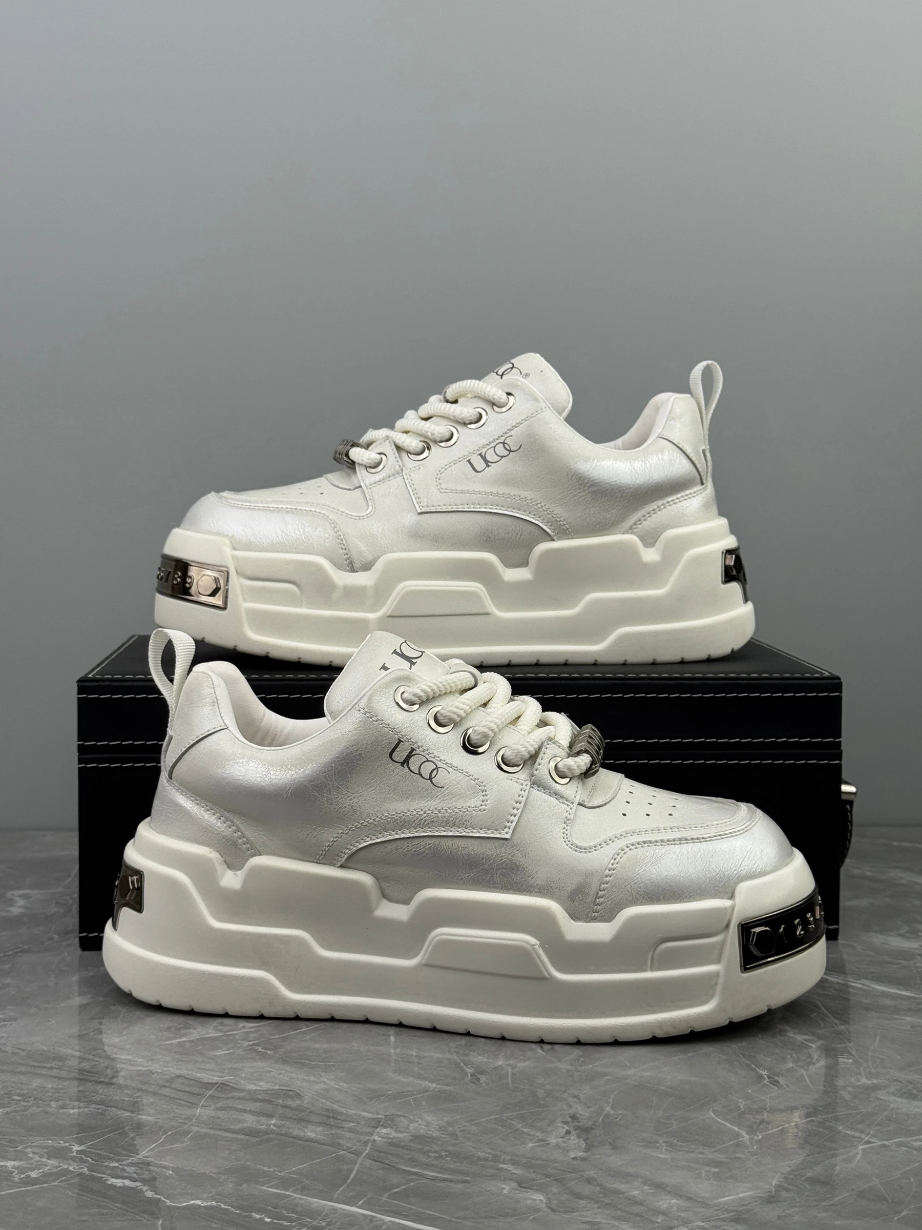 thi-bot-blanc-tendance-decontracte-oes-printemps-2026-nouveau-sle-jeunesse-augmenter-la-hauteur-hommes-oes-petit-sens-du-design-de-masse