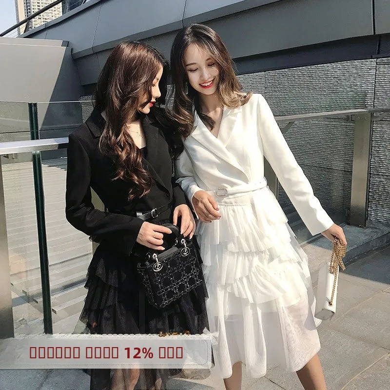 

Женский пиджак в стиле Одри Хепберн средней длины, однотонный, с декоративными вставками и плиссированным подолом, осенняя новинка.