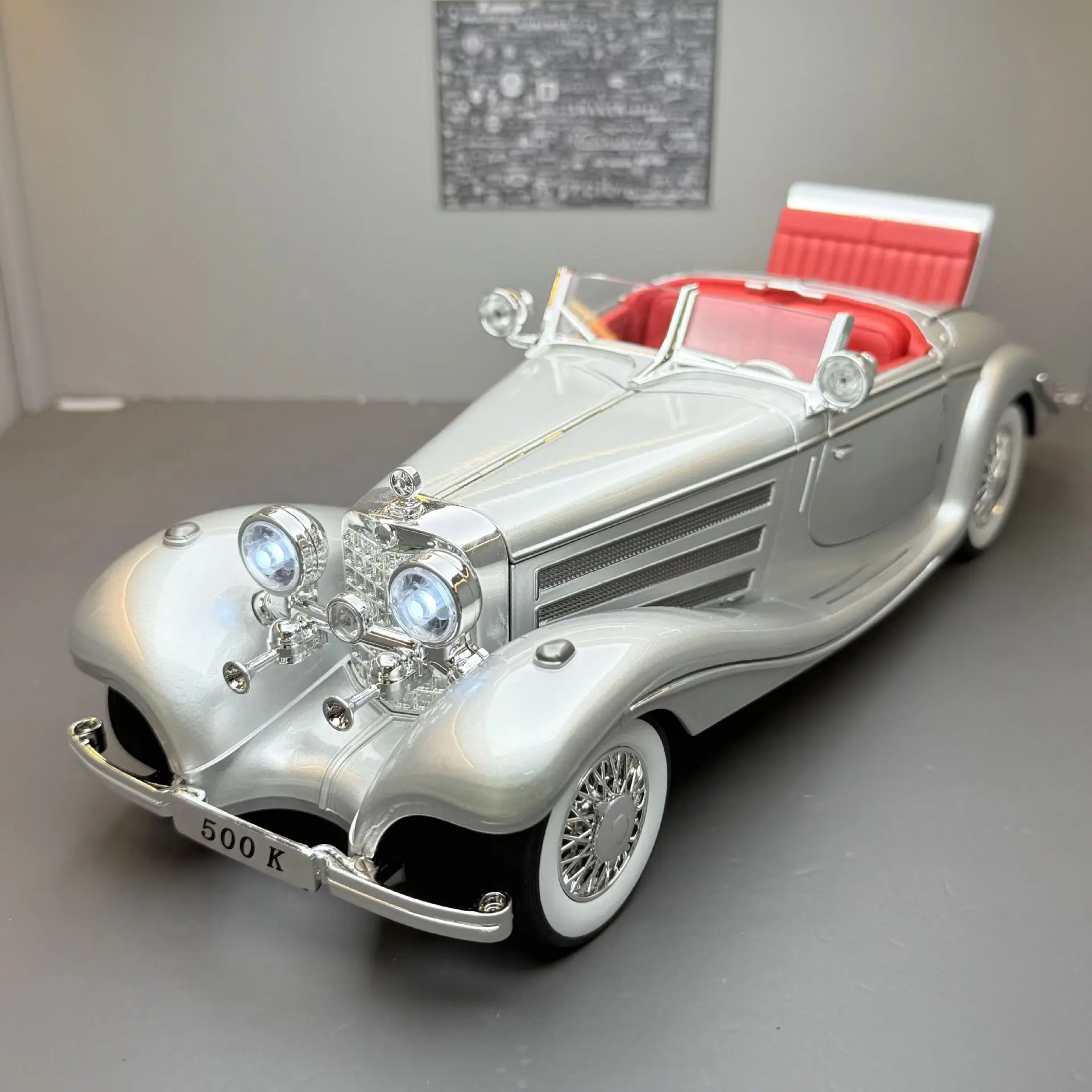 

1:18 500K Alloy Car Model Diecast Metal Classic Vehicle Car Model Simulation Sound and Light Collection Kids Toy Gift