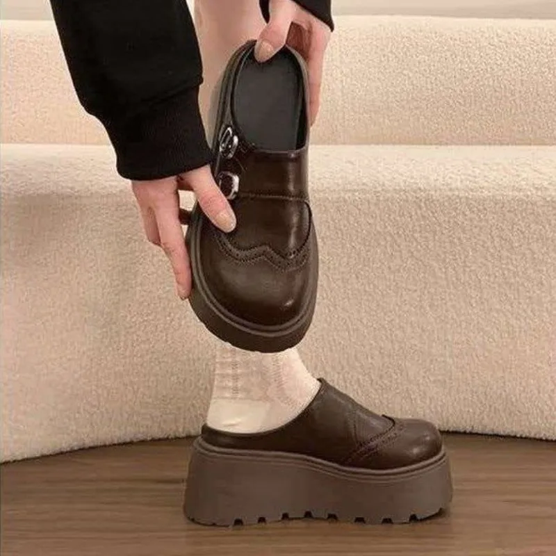 Damen-Brogue-Plateau-Mules, rückenfreie, klobige Mules mit runder Zehenpartie, Retro-Slipper, lässige Leder-Mules. – Detail 5