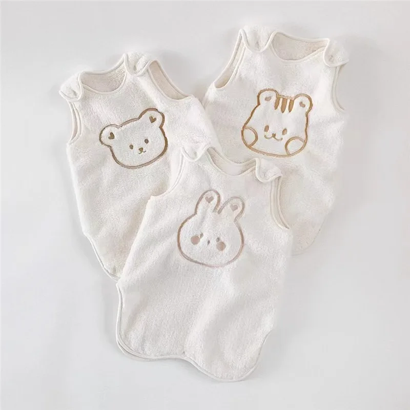 Dziecięcy zimowy polarowy śpiworek bez rękawów, ciepła kołderka zapobiegająca kopaniu, przyjazna dla skóry, niezbędna dla niemowląt, aby śpiły spokojnie.