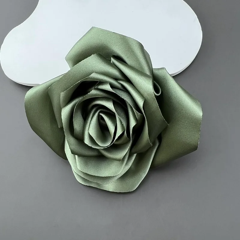Golden Flower Ladies Brooch Exclusive Fashion 2024 Satin Designer Formal Wear Banquet Gift Pin Brooch For Women Fashion Jewelry