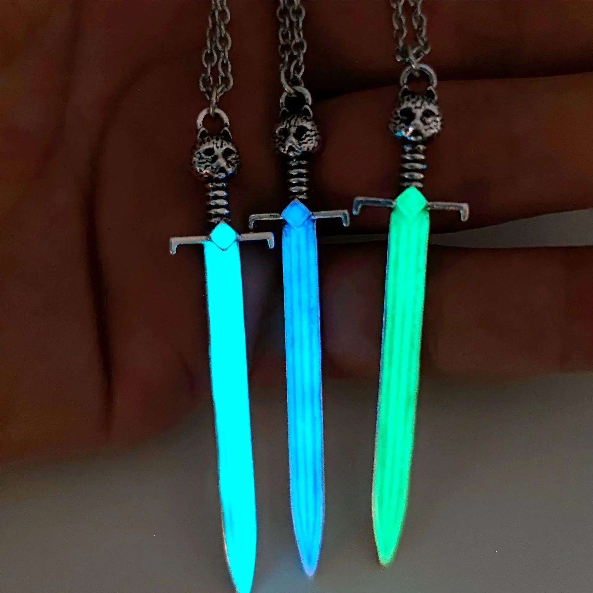 จี้ดาบเรืองแสงสไตล์วินเทจ สร้อยคอแฟชั่น เครื่องประดับนำเทรนด์จากจีน