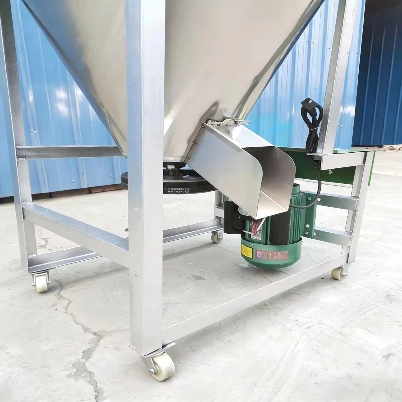 New High Efficiency Stainless Steel Flat Top Electric Engine Livestock Feed Mixer Machine 300kg Capacity High Productivity