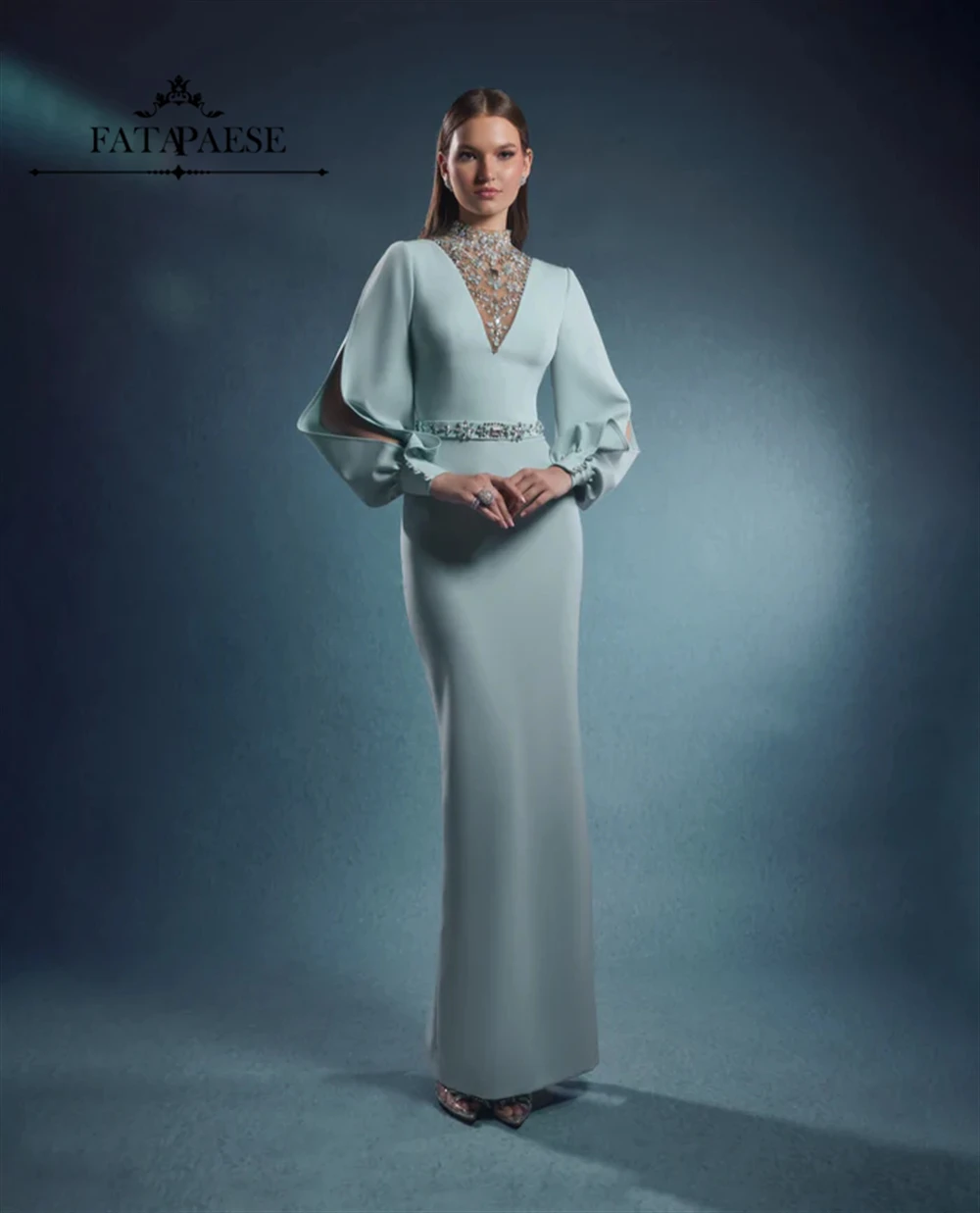 فساتين سهرة فاخرة من FATAPAESE بكريستال ورقبة عالية باللون الأزرق الفاتح للحفلات الراقصة بأكمام طويلة وحفلات الزفاف